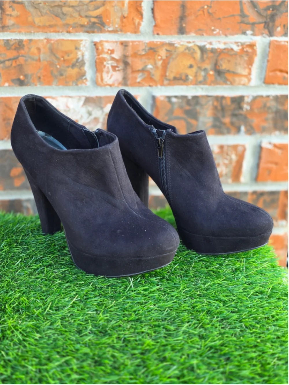 Limelight Cubbie Black Faux Suede Platform Ankle Booties – Women’s Size 10